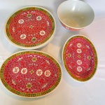 Lote com 2 (dois) pratos, 3 (três) travessas e 1 (um) bowl de plástico com motivos orientais em tom de rosa com amarelo. Med.: 30cm de diâmetro o prato.
