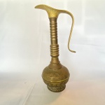 Antigo vaso de óleo de Jerusalém em latão e cobre, gargalo longo com decorações diversas. Med. 30cm de altura