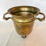 EBERKOC PRATA 90 - Antiga floreira em metal espessurado a prata com alças decoradas e três pés com caneluras. Med. 20cm Altura e Diâmetro. Apresenta desgastes