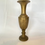 Vaso indiano em metal amarelo ricamente cinzelado. Med. 26cm de altura.