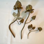 Lote com 3  (três) flores para mesa em metal. Med. 23cm e 10cm - Apresenta desgastes e perda de folha.