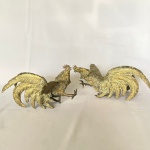 Par de galos em metal amarelo. Med. 23cm e 20cm - Um com o pé quebrado.