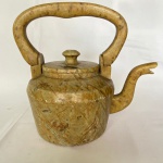 Antiga Chaleira em pedra sabão, com alça e tampa. Med. 23cm altura e comprimento. Apresenta restauro na tampa, desgastes e bicados.