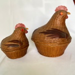 Conj. Com dois cestos vintage em vime no formato de galinha. Med. 23cm e 16cm de altura e 20cm e 14cm de diâmetro. Poucas perdas nos enfeites