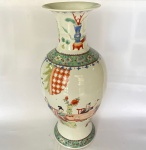 Vaso em porcelana oriental, decorado com cenas do cotidiano pintadas à mão. Med. 44cm de altura.