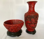 Conj. Japonês com duas peças vintage, sendo: um vaso para flores em laca com metal e um bowl em laca, na cor vermelha com decorações em alto relevo.
