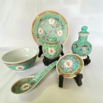 Conj. Com cinco peças, sendo: Um pote bojudo com tampa e peanha em madeira, med. 11cm; Um pote com tampa, gargalo e peanha em madeira, med.14,5cm; Um bowl com colher para servir, med. 11cm de diâmetro; Um prato decorativo med. 17,5cm e Um pratinho decorativo med. 7cm de diâmetro.