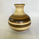 Vaso em cerâmica decorado com padrão de listas, assinado na base, med. 14cm de altura