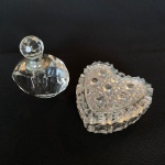 Lote com 2 (duas) peças, sendo: Um perfumeiro em cristal, com tampa em bole e haste interna med. 6,5cm e uma caixa porta joias em vidro translúcido em formato de coração med. 6X6,5cm