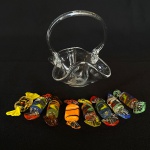 Cesta em vidro com 8 balas coloridas em vidro de murano, med. 13cm de altura (cesta) e 6cm (balas) - Pequenas perdas e bicados
