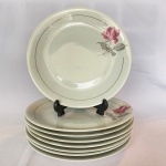 RENNER - Lote com 8 (oito) pratos em porcelana na cor branca decorados com flor e friso dourado, med. 25cm de diâmetro - Apresenta bicados