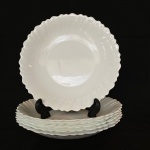 Conj. com seis pratos para sobremesa em porcelana na cor branca com bordas onduladas, med. 21cm de diâmetro