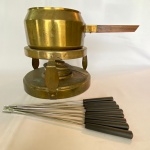 Antigo conj. para fondue em metal com base e fogareiro e oito garfos para servir com cabo em plástico, med. 20cm de altura - Apresenta desgastes