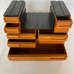 Antigo gaveteiro de mesa/parede em plástico, na cor preta com marrom, com 7 gavetas, med. 17X23cm - Peças de encaixar