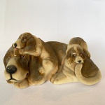 Escultura de família de cães em gesso com camurça, med. 19X10cm