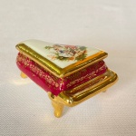 LIMOGES-FRANCE - Antigo porta jóias em porcelana francesa em formato de piano de cauda, decorado com imagem de casal e dourado nas bordas, med. 4X7cm