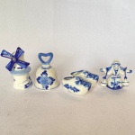 Lote com 4 enfeites holandeses em porcelana na cor branca decorados com pinturas em tons de azul, med. maior 7cm.