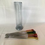Conj. com 12 garfos para fondue em metal com pegador em plástico colorido, suporte em vidro, Med, 27cm de altura