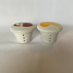 Dois aromatizadores com tampa para chá em cerâmica, decorados com limão e maçã, med. 9cm de diâmetro e 6,5cm de altura