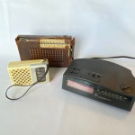 Lote com 3 (três) antigos rádios, sendo: Um despertador na cor preta manufatura GE, Um rádio SANYO modelo RP1250 e um antigo rádio STANDARD modelo TR8 com capa em couro. Capa com desgastes. Não testados e sem garantia