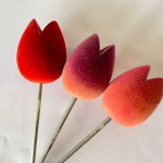 Três tulipas em camurça com haste em alumínio, med. 35cm