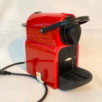 NESPRESSO - Máquina de café expresso modelo Inissia C40 na cor vermelha, com saída para cafézinho e médio, 110V - Será necessário manutenção, pois a água não está passando.