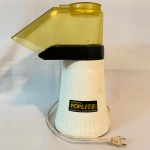 Pipoqueira Vintage Presto modelo PopLite, na cor branco, preto e acrílico amarelo. 1440w - Med. 35cm de altura - Apresenta desgastes do tempo.
