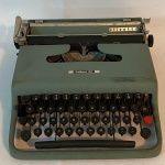 OLIVETTI - Antiga máquina de escrever italiana olivetti modelo Lettera 22 portátil. Com desgastes