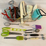 Lote com 18 (dezoito) utensílios para cozinha em tamanhos e materiais diversos.