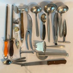 Lote com 20 (vinte) utensílios para cozinha em tamanhos e materiais diversos.