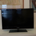 SAMSUNG - TV LCD 32 polegadas, bordas e base com detalhes em vidro, modelo: LN32B550K1V, acompanha controle - Funcionando, sem garantia -  Retirada com agendamento no Leblon por conta do arrematante.