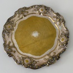 W.S. OLD ENGLISH SILVER PLATE - Prato decorativo em metal prateado com flores e volutas nas bordas. Marcado na base. Med. 28cm de diâmetro - Possui desgastes.
