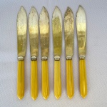 EPNS - Lote com seis facas para peixe com pegador em plástico em tom amarelado. Med.: 22cm.