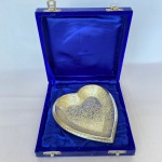 Porta aliança em formato de coração em metal espessurado a prata. Na caixa em veludo azul. Med.: 14cm de largura.