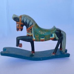 Antiga escultura de cavalo em madeira policromado com detalhes em dourado. med.: 18 X 18cm, com restauro no rabo e em uma pata traseira