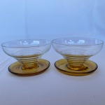 2 taças em vidro para sobremesa com fundo no formato de colméia, com aste na cor ambar, med.: 10,5cm de diâmtros X 6 cm de altura, com bicados na borda