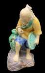 Escultura representando ancião de porcelana. 12 cm de altura. No estado