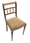 Cadeira com assento em tecido. 87 cm de altura x 48 cm de profundidade