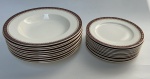 ALFRED MEAKIN. 21 pratos de porcelana inglesa, sendo 10 fundos com 22 cm de diâmetro e 11 para pão com 17 cm de diâmetro. Alguns apresenta manchas do tempo