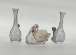 3 peças de cerâmica. par de solitários e vasinho em forma de cisne. solitário: 16,5 cm de altura