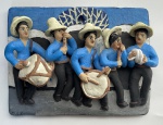 M.L.C. Escultura de parede de barro cozido policromado, representando banda com 5 personagens. 20 x 26 x 9 cm de profundidade.