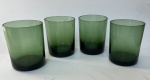 4 copos de vidro na tonalidade verde. 7,5 x 9,5 cm de altura. 3 com bicados