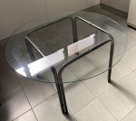 TOK STOK. Mesa com tampo de vidro com 10mm de espessura. 122 cm de diâmetro x 71 cm de altura. Pés de metal