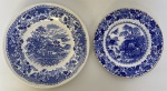 WOOS´S BRUSLEM E BLUE BROSELEY. Dois pratos para coleção de porcelana inglesa. 20 e 17 cm de diâmetro