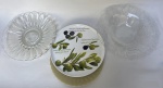 3 peças: 2 centros de mesa/fruteira, de vidro e  prato para bolo de porcelana. Centro de mesa maior: 36 cm de diâmetro x 6,5 cm de altura