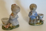2 esculturas de porcelana, representando crianças. Maior: 6 x 4,5 x 8 cm de altura