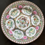 Prato de porcelana chinesa, pintado à mão, resrva central com borboletas e rico detalhe na borda, 20 cm de diâmetro