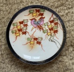 Pires de porcelana japonesa, pintado à mão com desenho de pássaro. 9,5 cm de diâmetro
