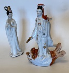 2 mulheres de cerâmica vitrificada. Uma das peças apresenta perda nos dedos. Maior: 11 x 7 x 25,5 cm de altura