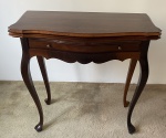 Mesa Gateleg de madeira. 37 x 79 x 80 cm de altura (fechada). 75 x 79 x 80 cm de altura (aberta)